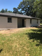 902 Silliman St in Sealy, TX - Building Photo - Building Photo