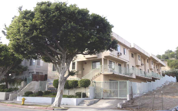 5325 Huntington Dr N in Los Angeles, CA - Building Photo