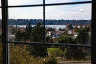 621 NE 76th St, Unit B in Seattle, WA - Building Photo - Building Photo