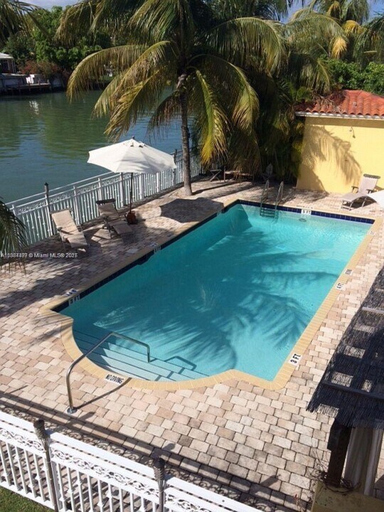 4812 Pine Tree Dr in Miami Beach, FL - Building Photo