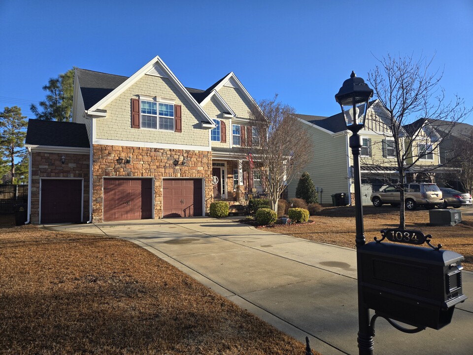 1034 Micahs Way N in Spring Lake, NC - Building Photo