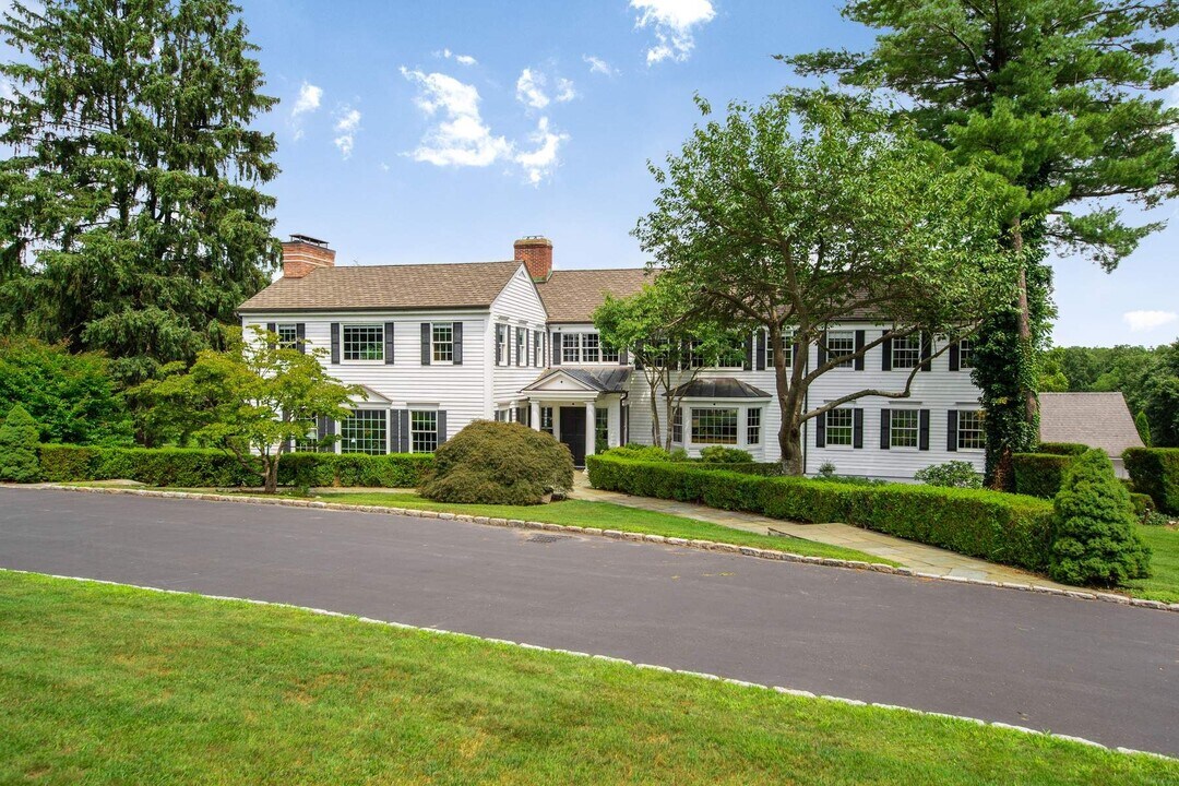 345 Round Hill Rd in Greenwich, CT - Building Photo