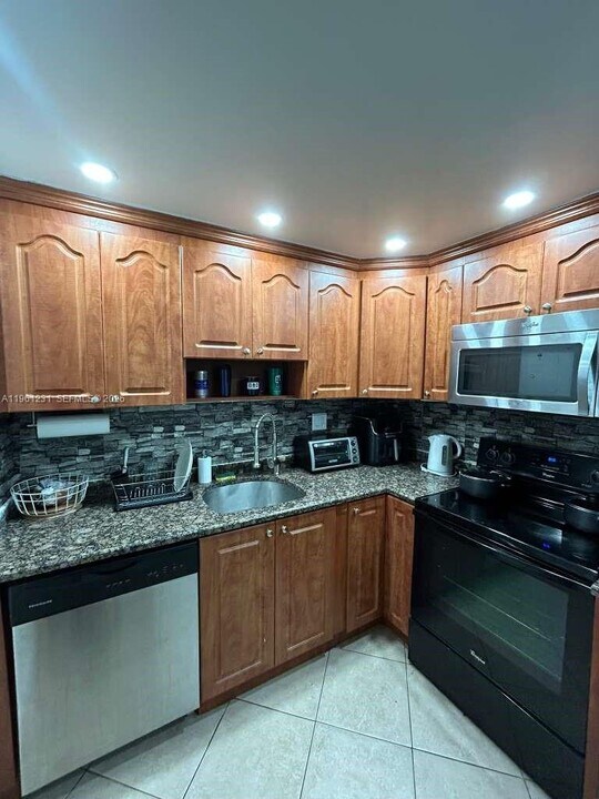 1465 NE 123rd St in North Miami, FL - Building Photo