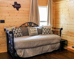 299 Willow Springs Dr in Pipe Creek, TX - Building Photo