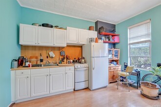 32 Sutton St in Brooklyn, NY - Building Photo - Interior Photo