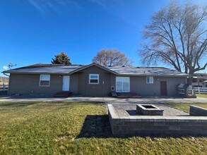 6631 N Puckett Rd in Prineville, OR - Building Photo - Building Photo