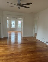 10 Baylies St, Unit 1st floor 3 bedroom in New Bedford, MA - Building Photo