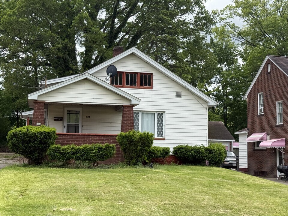 933 Winona Dr in Youngstown, OH - Building Photo