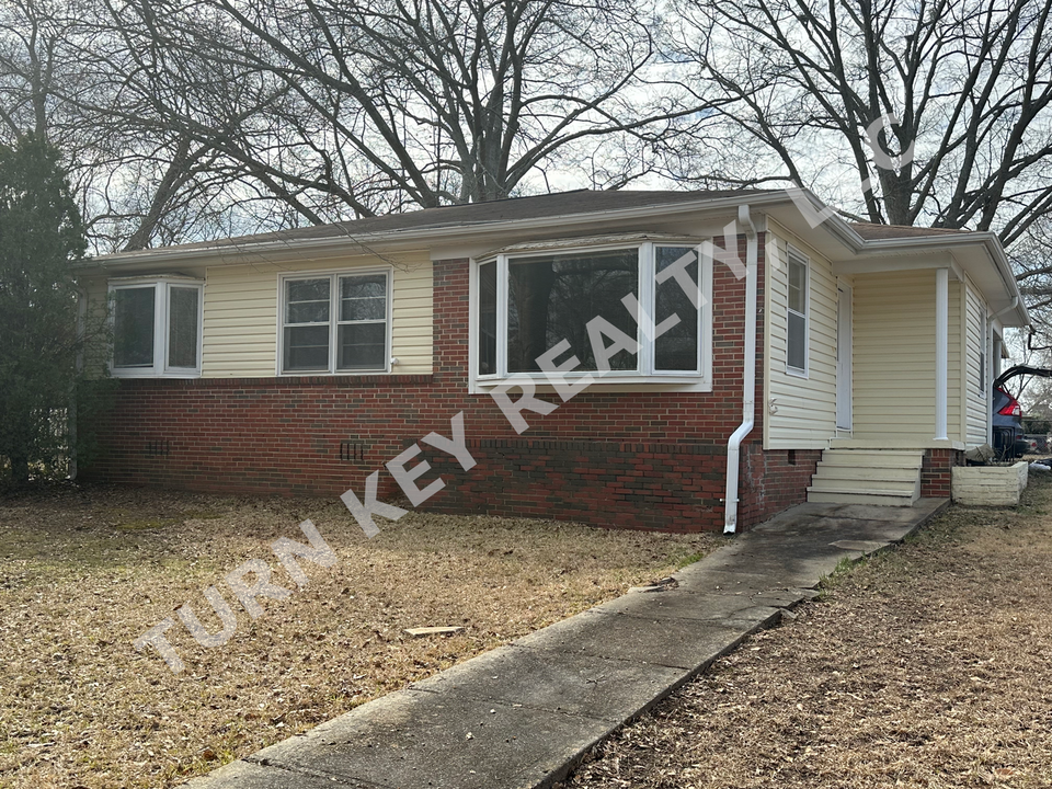 1218 Colonial Ave in Gardendale, AL - Foto de edificio