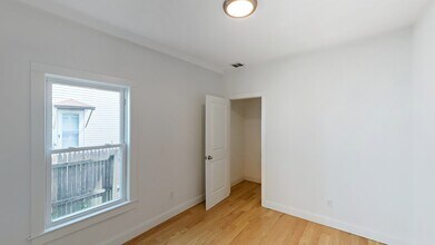 42 Hano St, Unit 1 in Boston, MA - Foto de edificio - Building Photo
