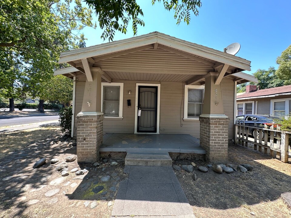 201 Semple St in Modesto, CA - Building Photo