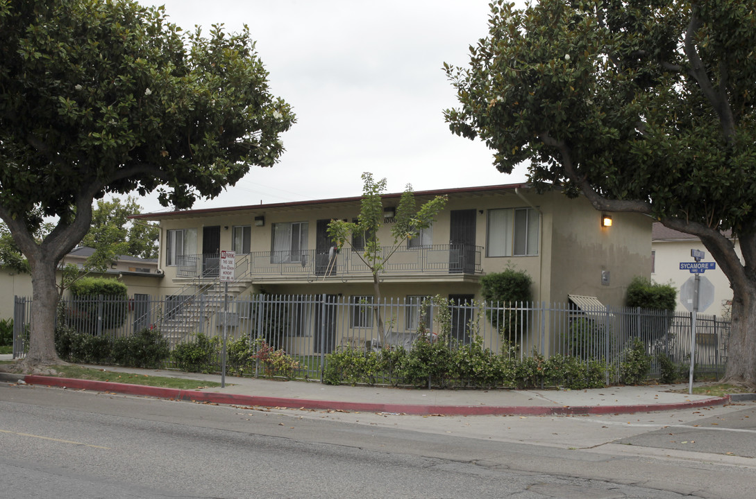 1000 E Sycamore St in Anaheim, CA - Foto de edificio