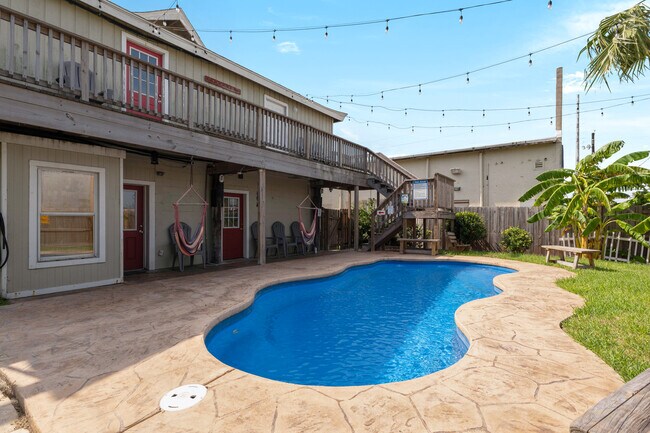 102 E Atol St in South Padre Island, TX - Building Photo - Building Photo