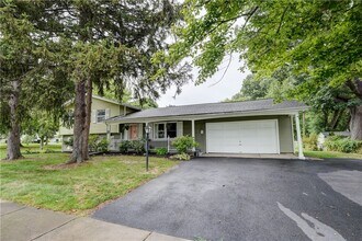232 Meadowbriar Rd in Rochester, NY - Building Photo - Building Photo