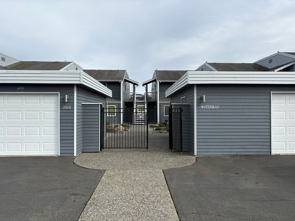 2001 Skyline Way in Anacortes, WA - Building Photo