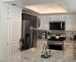 2165 Canyon Dr in Costa Mesa, CA - Foto de edificio - Building Photo