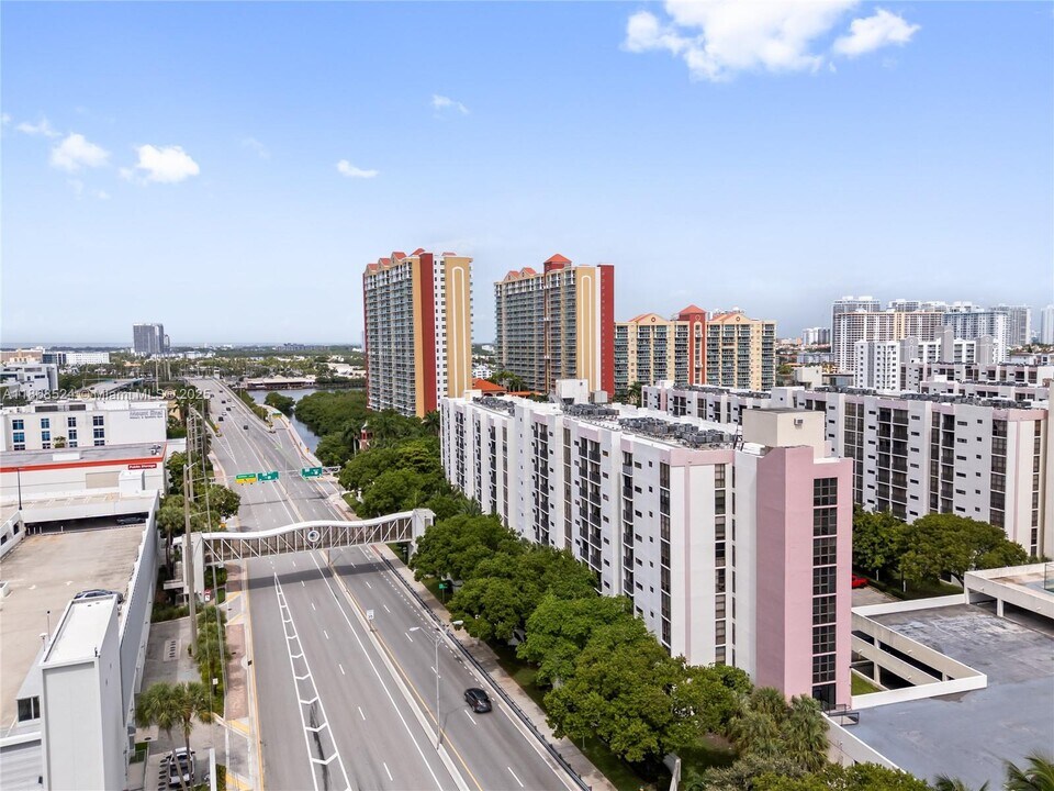 16909 N Bay Rd in Sunny Isles Beach, FL - Building Photo