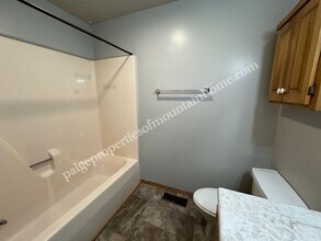 406 S 3rd St in Flippin, AR - Building Photo - Building Photo