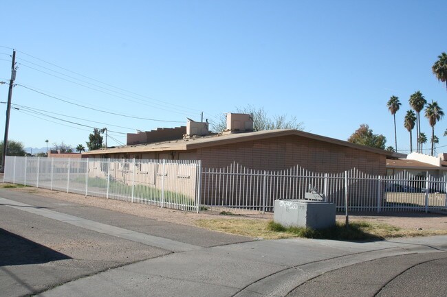 2101 W Heatherbrae Dr in Phoenix, AZ - Building Photo - Building Photo