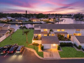 6537 Cape Hatteras Way NE in St. Petersburg, FL - Building Photo