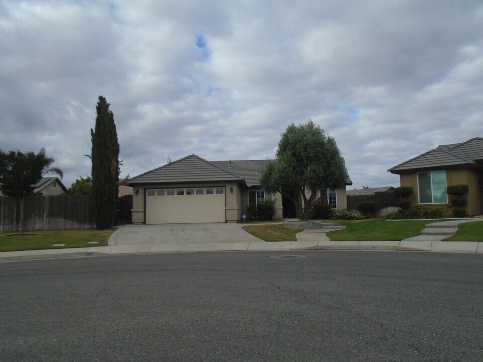 10311 Pinnacle Ct in Bakersfield, CA - Building Photo