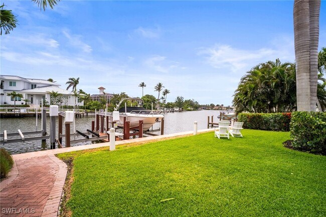 property at 2100 Gulf Shore Blvd N