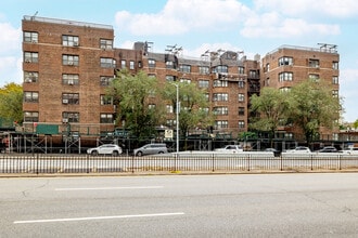 98120 Queens Blvd in Rego Park, NY - Building Photo - Building Photo