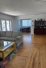 7055 Comanche Ave in Winnetka, CA - Foto de edificio - Building Photo