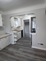 5815 Snow Rd in Parma, OH - Building Photo