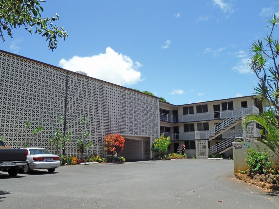 Moiliili Gardens in Honolulu, HI - Building Photo