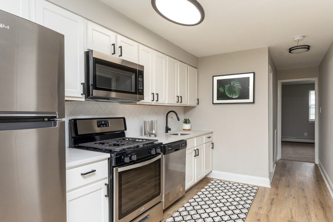 Canterbury Court Apartment Homes Photo