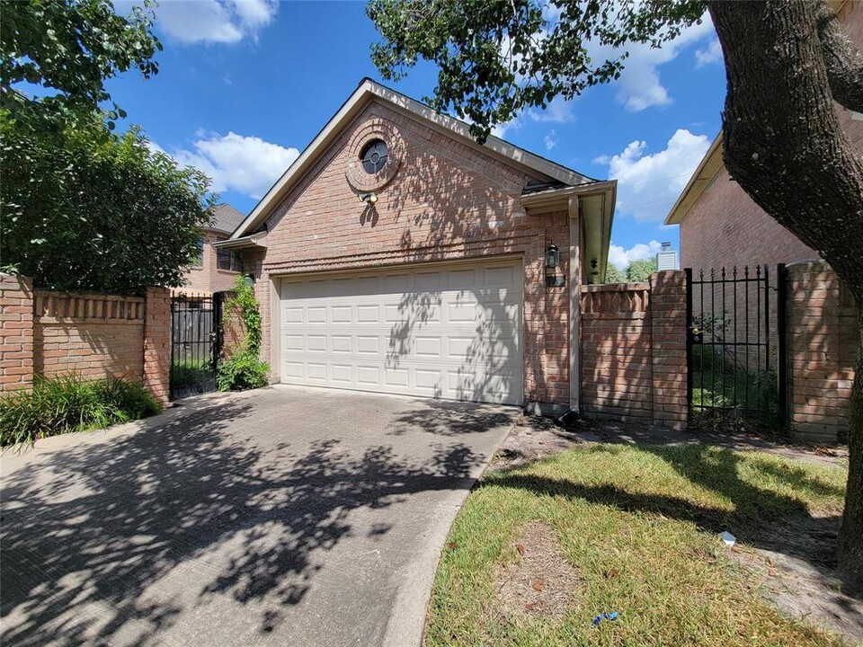 6842 Oakwood Trace Ct in Houston, TX - Foto de edificio