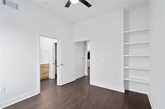 726 E Emma Ave in Springdale, AR - Foto de edificio - Building Photo