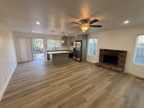 1235 Gloria Dr in Pittsburg, CA - Building Photo - Building Photo