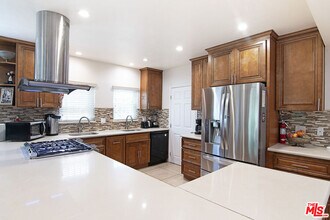 517 N Poinsettia Pl in Los Angeles, CA - Building Photo - Building Photo