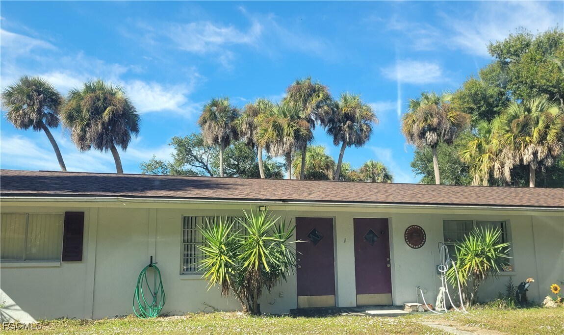 1865 Lavonia Ln in North Fort Myers, FL - Building Photo