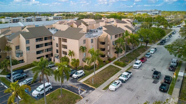 10500 SW 108th Ave in Miami, FL - Building Photo - Building Photo