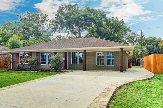 2207 Stonecrest Dr in Houston, TX - Building Photo - Building Photo