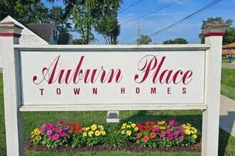 Auburn Place Town And Garden Homes in Louisville, KY - Foto de edificio - Building Photo
