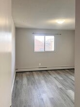 Leslie Ann Manor in Edmonton, AB - Building Photo - Building Photo