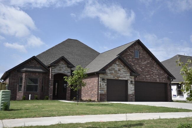 property at 2301 SW Tupelo Ave