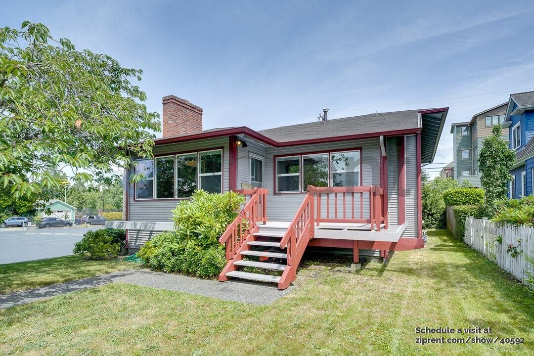 4110 44th Ave SW in Seattle, WA - Building Photo