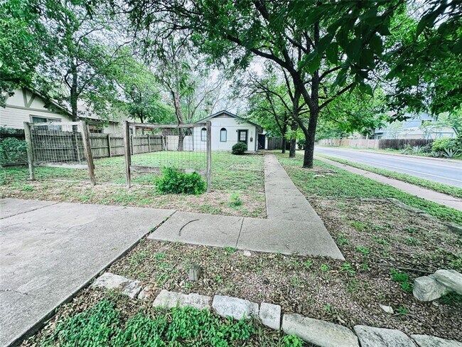 5014 Eilers Ave in Austin, TX - Foto de edificio - Building Photo