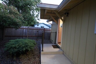 3672 Harlow Rd in Eugene, OR - Foto de edificio - Building Photo