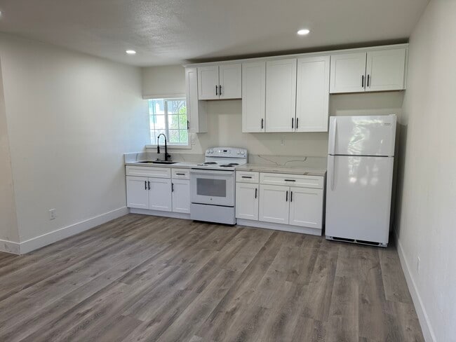 765 W Lexington Ave in Pomona, CA - Building Photo - Building Photo