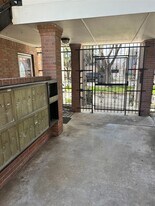 2711 Briarhurst Dr in Houston, TX - Building Photo