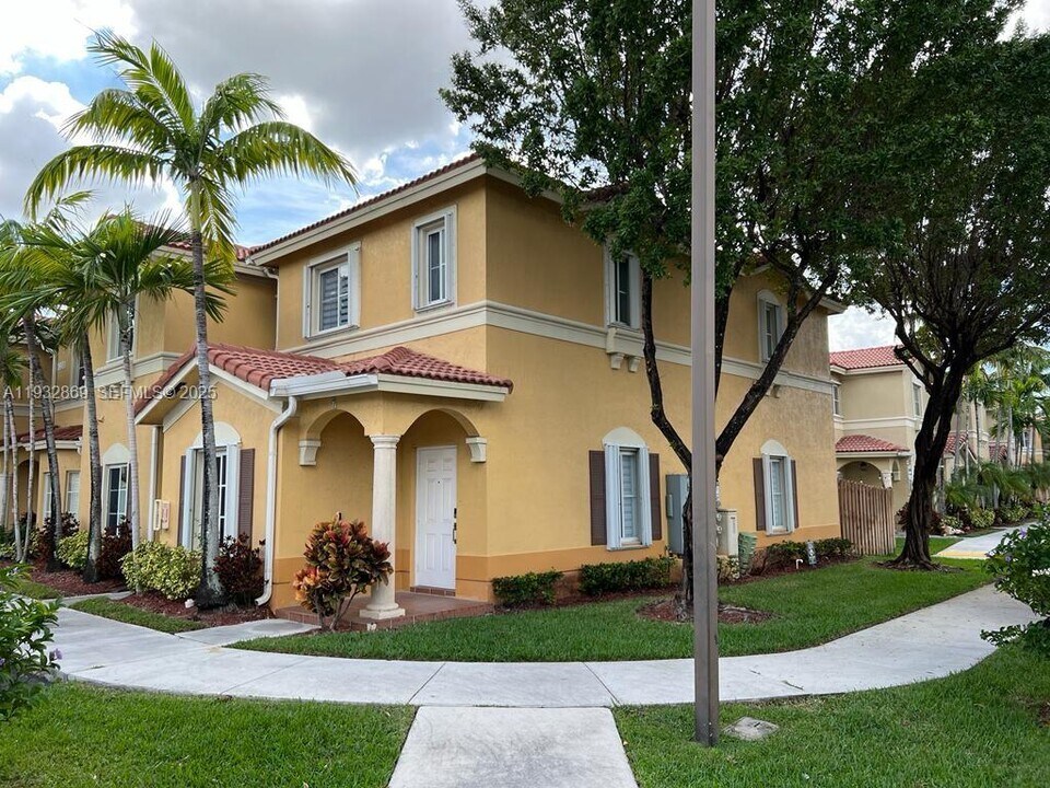 8330 NW 107th Pl in Doral, FL - Building Photo
