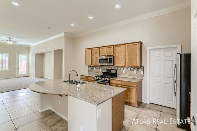 8125 Chimney Bluff St in North Las Vegas, NV - Building Photo - Building Photo