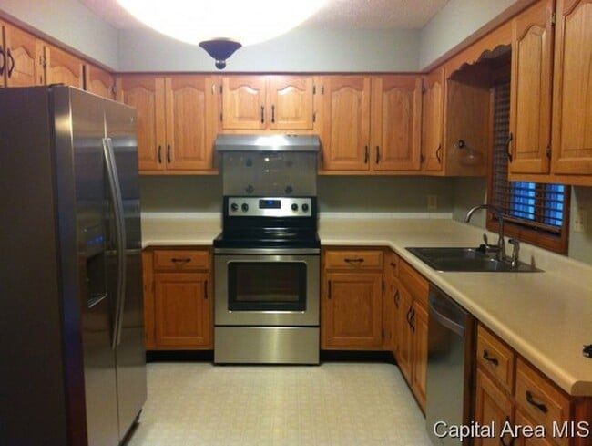 4044 Oakbrook Ct in Springfield, IL - Building Photo - Building Photo