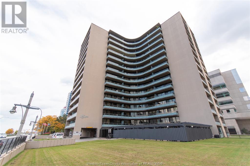 111 Riverside Dr E in Windsor, ON - Building Photo